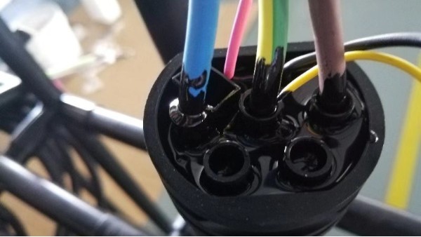 用什么胶水才能防护汽车充电部件？