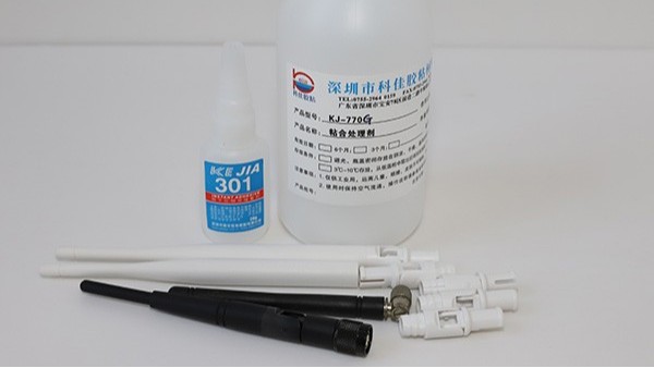 塑料粘铁用什么胶水粘可以快速固化？