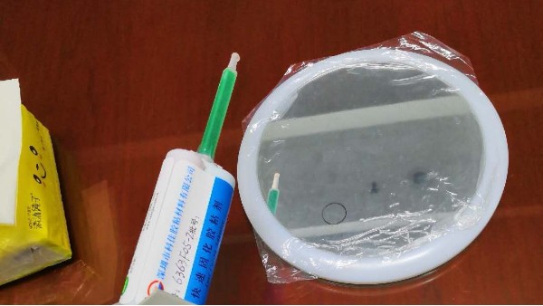 不同的胶水，使用打胶机也要用不同的针头